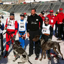 24. mars: Kronprins Haakon er til stede i Holmenkollen under VM i hundekjøring. Her er Kronprinsen sammen med fem juniorløpere i sledehund nordisk stil (Foto: Lars William Wroldsen, Det kongelige hoff)